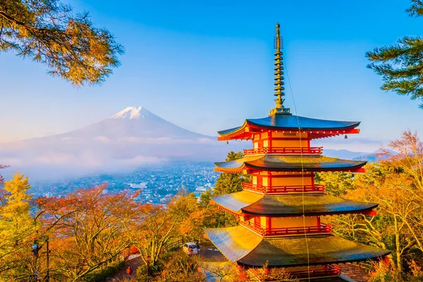 在日本山梨县的红叶树周围的红塔 美丽的山富吉风景 — 图库照片