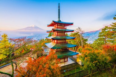 Dağ fuji chureito pagoda akçaağaç ağaç yaprak sonbahar sezonu Yamanashi Japonya çevresinde ile güzel manzara