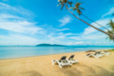 Soyut bulanıklık ve tropikal plaj ve deniz seyahat ve tatil için Hindistan cevizi hurma ağacı arka plan ile defocused