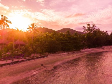 Güzel tropikal plaj ve deniz Island günbatımı zaman seyahat ve tatil için havadan görünümü
