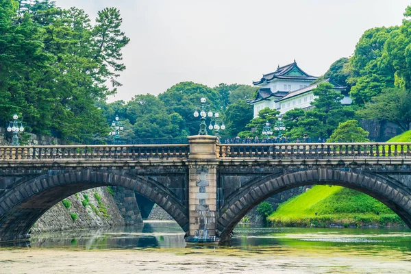 美丽的老建筑皇宫城堡与护城河和桥梁在东京城市日本 — 图库照片