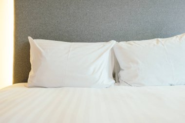 Beyaz yastık yatak otel yatak odası iç dekorasyon