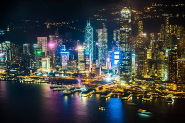 Hong Kong şehrinin dış şehir manzarası geceleri gökyüzüne yükseliyor.