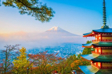 Dağ fuji chureito pagoda akçaağaç ağaç yaprak sonbahar sezonu Yamanashi Japonya çevresinde ile güzel manzara