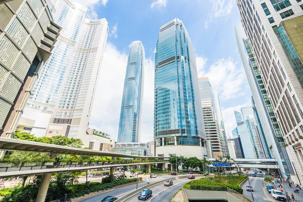 Güzel mimari ofis mavi gökyüzü arka plan üzerine hong kong şehir dış gökdelen Binası