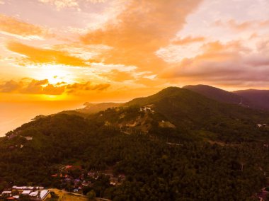 Güzel tropikal plaj ve deniz Island günbatımı zaman seyahat ve tatil için havadan görünümü
