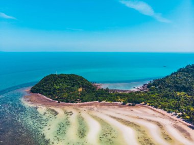 Seyahat ve tatil için adada güzel tropikal plaj ve deniz ağaçları ile havadan görünümü