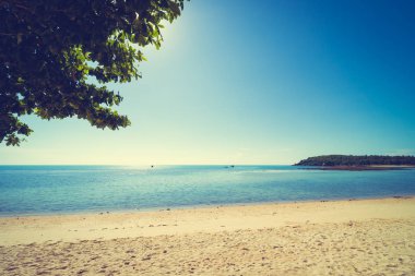Güzel tropikal plaj ve deniz ile seyahat ve tatil için mavi gökyüzü beyaz bulut