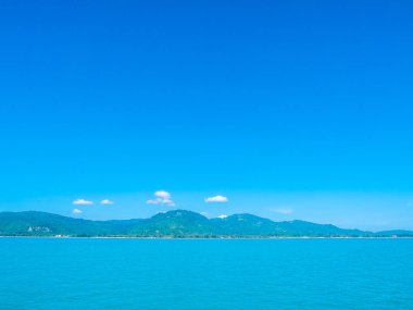 Güzel deniz ve okyanus kopya alanı için metin bulut beyaz ve mavi gökyüzü zemin üzerine