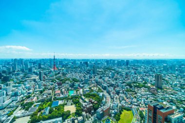 Mavi gökyüzü Japonya'da tokyo kule ile Tokyo şehir bina güzel mimari
