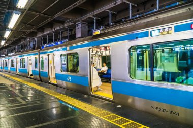 Tokyo Japonya - 5 Ağustos 2018: Japonya'da tren ve metro istasyonu uzaklıktadır popüler ulaşım