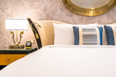 Comfotable yastık yatak yatak odası ışık lamba dekorasyon iç