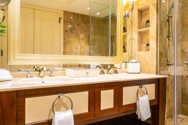 güzel lüks musluk ve lavabo banyo iç dekorasyonda