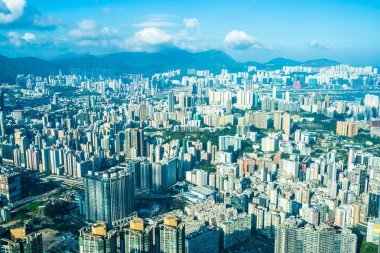 Hong Kong şehrinin güzel mimari binası mavi gökyüzünde ufuk çizgisi.