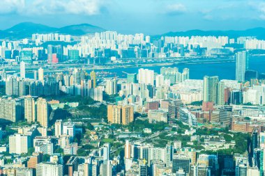 Hong Kong şehrinin güzel mimari binası mavi gökyüzünde ufuk çizgisi.