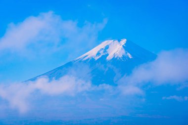Güzel manzara dağ fuji akçaağaç yaprağı ağaç beyaz bulut ve Yamanashi Japonya sonbahar sezonu mavi gökyüzü ile çevresinde