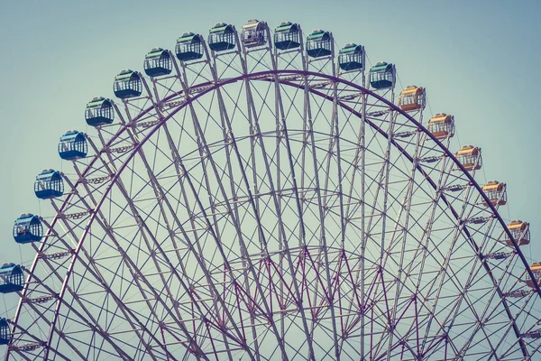 Mavi Gökyüzü Arka Plan Üzerinde Eğlence Festivali Park Taki Dönme — Stok fotoğraf