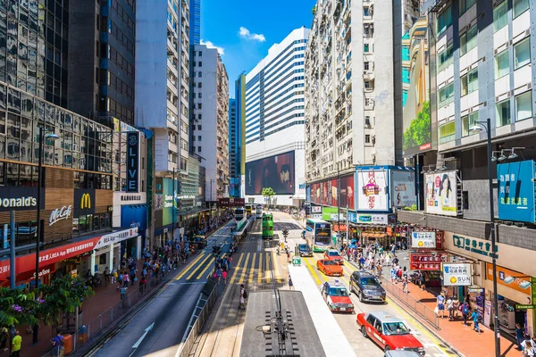 Sep 2018 美しい建築物や多くの人々 と香港のコーズウェイ ベイ周辺のトラフィックの建物 — ストック写真