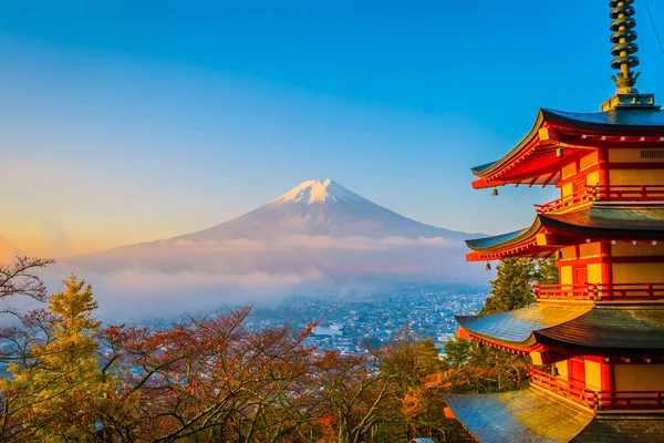 在日本山梨县的红叶树周围的红塔 美丽的山富吉风景 — 图库照片