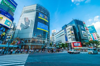 Tokyo, Japonya 29 Temmuz 2018: Shibuya kavşak veya kapısı popüler ve Simgesel Yapı yeme alışveriş için Tokyo'da yerleştirin ve yaya bir sürü burada var