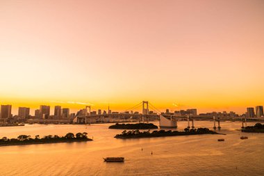 Alacakaranlık günbatımı zaman Japonya'nın tokyo şehir Gökkuşağı Köprüsü ile Cityscape bina güzel mimari
