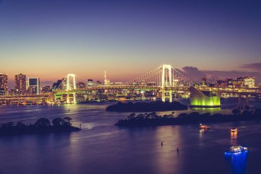 Alacakaranlık günbatımı zaman Japonya'nın tokyo şehir Gökkuşağı Köprüsü ile Cityscape bina güzel mimari