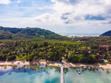 Güzel tropikal plaj ve deniz hurma ve koh samui Adası seyahat ve tatil için diğer ağacında havadan görünümü