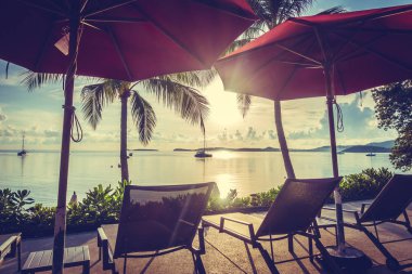 Güzel tropikal deniz okyanus ve plaj şemsiye ve sandalye seyahat ve tatil için