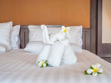 Beyaz fil havlu ve yatak otel yatak odası iç dekorasyonda rahat yastık