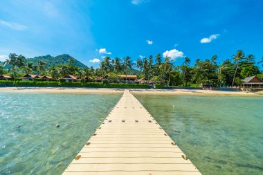 Güzel tropikal plaj deniz ve kum mavi gökyüzü ve beyaz bulut iskelesinden seyahat ve tatil için Hindistan cevizi hurma ağacı ile