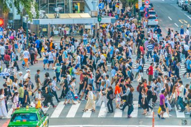 Tokyo, Japonya 29 Temmuz 2018: Shibuya kavşak veya kapısı popüler ve Simgesel Yapı yeme alışveriş için Tokyo'da yerleştirin ve yaya bir sürü burada var