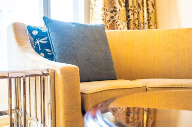 Oturma odasında dekorasyonda kanepe üzerinde rahat yastık