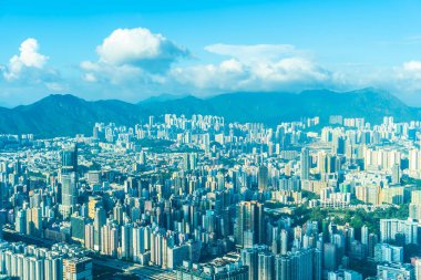 Hong Kong şehrinin güzel mimari binası mavi gökyüzünde ufuk çizgisi.