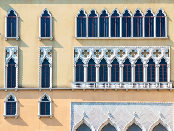 Beau Bâtiment Architecture Avec Fenêtre Mur Extérieur Style Italie — Photo