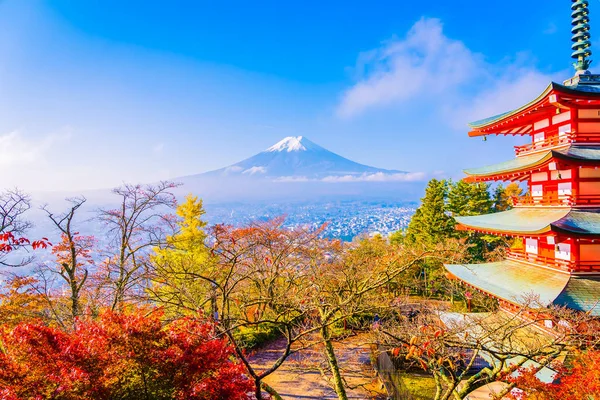 在日本山梨县的红叶树周围的红塔 美丽的山富吉风景 — 图库照片