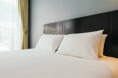 Beyaz rahat yastık yatak dekorasyon otel yatak odasında
