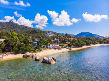 Koh samui Adası Tatil ve seyahat için mavi gökyüzünde üzerinde pek çok ağaç ve beyaz bulut deniz ve plaj güzel havadan görünümü