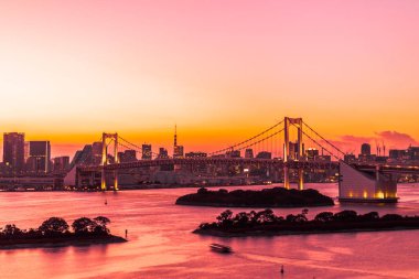Alacakaranlık günbatımı zaman Japonya'nın tokyo şehir Gökkuşağı Köprüsü ile Cityscape bina güzel mimari