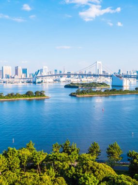 Mimari yapı ve Gökkuşağı Köprüsü tokyo şehir Japonya mavi gökyüzü ve beyaz bulut ile güzel cityscape