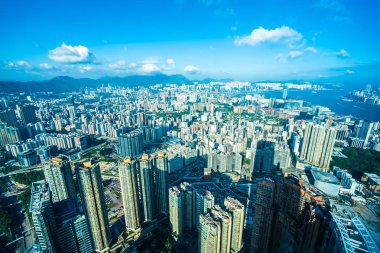 Hong Kong şehrinin güzel mimari binası mavi gökyüzünde ufuk çizgisi.