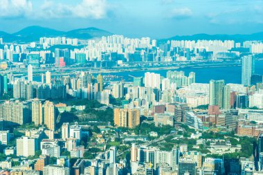 Hong Kong şehrinin güzel mimari binası mavi gökyüzünde ufuk çizgisi.