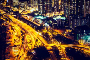 Hong Kong şehrinin dış şehir manzarası geceleri gökyüzüne yükseliyor.