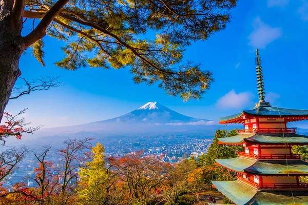 在日本山梨县的红叶树周围的红塔 美丽的山富吉风景 — 图库照片