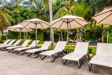 Güzel lüks otel ve tatil seyahat ve tatil için sandalye ve şemsiye ile açık yüzme havuzu