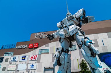 Tokyo Japonya - 1 Ağustos 2018: güzel dev tek boynuzlu at Gundam Model ve dalgıç şehir plaza Tokyo alışveriş merkezinde Odaiba önünde duran heykeli ada Japonya