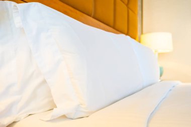 Yatakta otel yatak odası iç tablo ışık lamba süslemeli beyaz rahat yastık