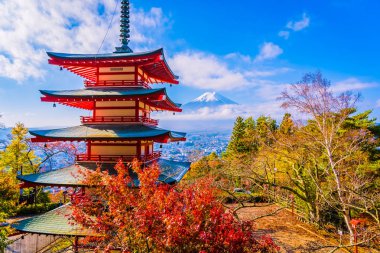 Dağ fuji chureito pagoda akçaağaç ağaç yaprak sonbahar sezonu Yamanashi Japonya çevresinde ile güzel manzara