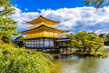 Güzel Kinkakuji Tapınağı Kyoto Japonya'nın Altın Köşk Simgesel Yapı ile