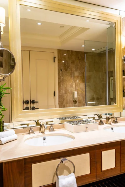 バスルームのインテリアに美しく贅沢な蛇口とシンクの装飾 — ストック写真