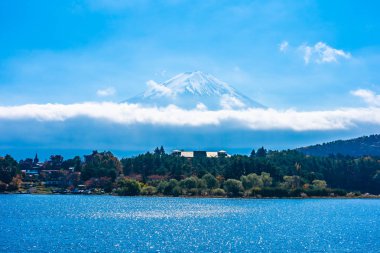 Dağ fuji akçaağaç yaprağı ağaç göl sonbahar sezonu ile güzel manzara